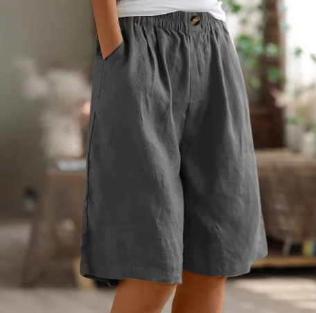 Amabel - Women's Elastic Waist Knee-Length Shorts