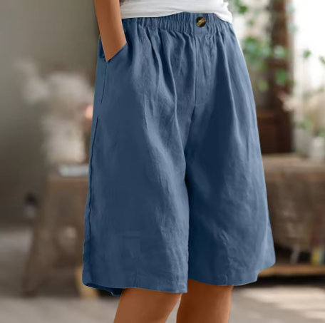 Amabel - Women's Elastic Waist Knee-Length Shorts